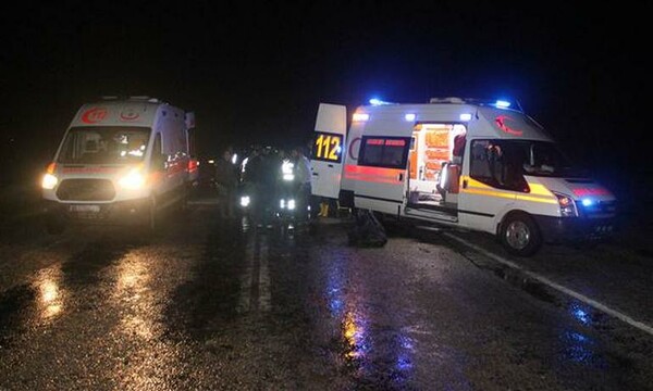 Τουρκία: Eξι νεκροί και 30 τραυματίες σε σύγκρουση λεωφορείου που μετέφερε πρόσφυγες, με ι.χ.