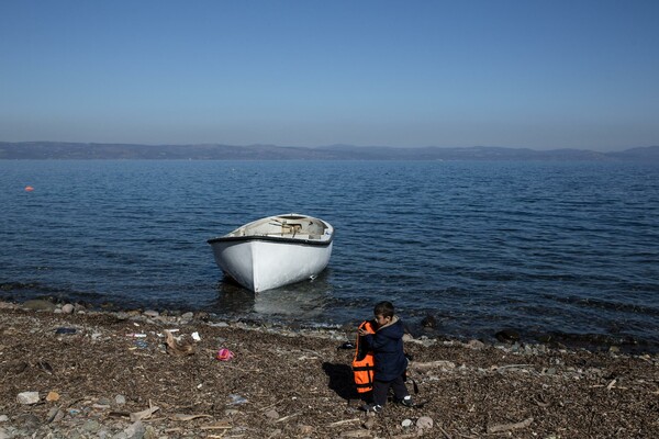 Την ώρα που η Ευρώπη συνεδριάζει, η Λέσβος γεμίζει και πάλι πρόσφυγες
