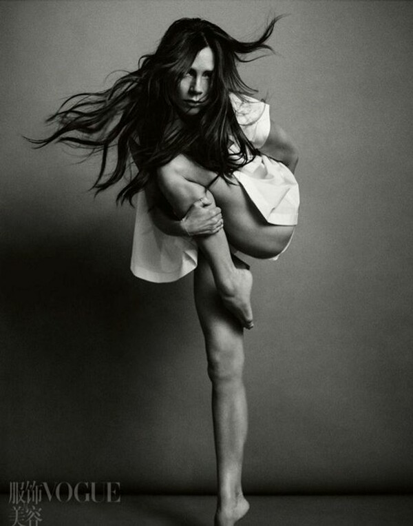Photoshop Fail - Η Victoria Beckham φωτογραφήθηκε για τη Vogue, αλλά κάτι περίεργο συμβαίνει με το πόδι της