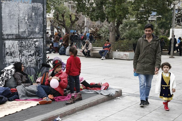 Aστυνομικοί στην πλ. Βικτωρίας: Ζητούν να απομακρυνθούν οι σκηνές