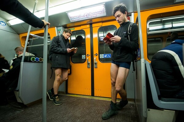 Χιλιάδες άνθρωποι χωρίς παντελόνι στα μετρό όλου του κόσμου (αλλά όχι της Αθήνας)