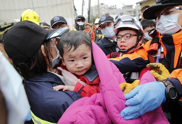 Μωρά βγαίνουν ζωντανά από τα χαλάσματα της Ταϊβάν