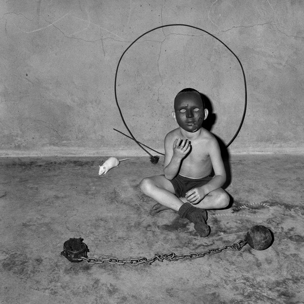 Something rich and strange... O υπόγειος κόσμος του Roger Ballen
