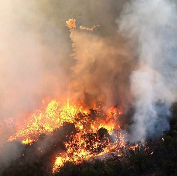 Mεγάλη φωτιά καταστρέφει και απειλεί σπίτια στο Λος Άντζελες