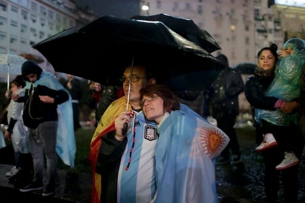 Χιλιάδες Αργεντίνοι διαδήλωσαν στη βροχή και παρακαλούσαν τον Μέσι να μην αφήσει την εθνική τους