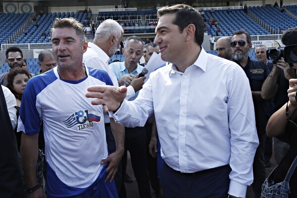 O Tσίπρας πήγε γήπεδο - Έπαιξε και ο Παππάς στο φιλικό