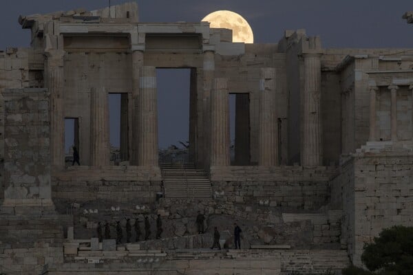 «Super Moon»: Η μεγαλύτερη Πανσέληνος των τελευταίων 70 ετών φωτίζει την Ακρόπολη