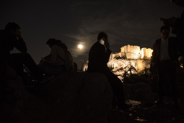 «Super Moon»: Η μεγαλύτερη Πανσέληνος των τελευταίων 70 ετών φωτίζει την Ακρόπολη