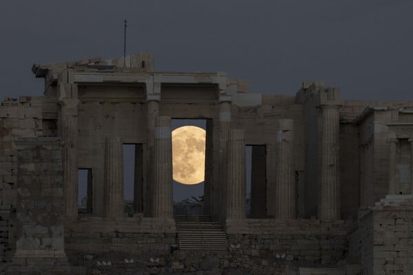 «Super Moon»: Η μεγαλύτερη Πανσέληνος των τελευταίων 70 ετών φωτίζει την Ακρόπολη