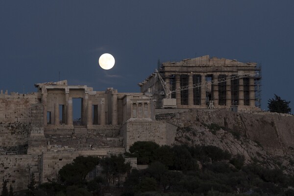 «Super Moon»: Η μεγαλύτερη Πανσέληνος των τελευταίων 70 ετών φωτίζει την Ακρόπολη