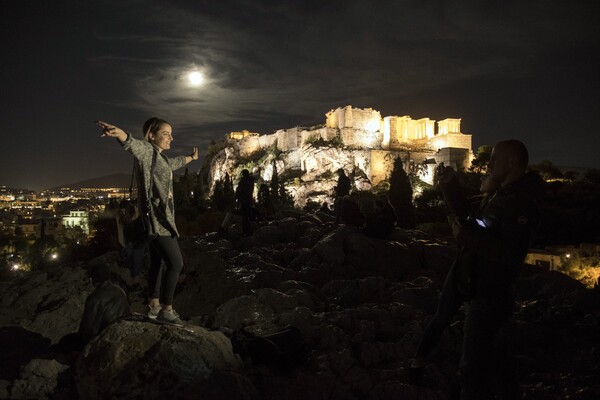 «Super Moon»: Η μεγαλύτερη Πανσέληνος των τελευταίων 70 ετών φωτίζει την Ακρόπολη
