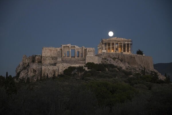 «Super Moon»: Η μεγαλύτερη Πανσέληνος των τελευταίων 70 ετών φωτίζει την Ακρόπολη