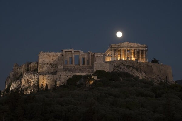 «Super Moon»: Η μεγαλύτερη Πανσέληνος των τελευταίων 70 ετών φωτίζει την Ακρόπολη