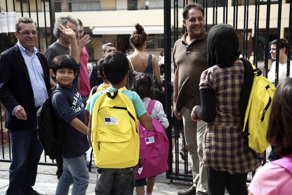 H φωτογραφία της ημέρας: Tο χαμόγελο του μικρού πρόσφυγα στην πρώτη μέρα στο σχολείο