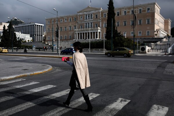 Παγκόσμια Ημέρα κατά του AIDS: Φωταγωγείται η Βουλή και το ιστορικό κτίριο του Πανεπιστημίου Αθηνών