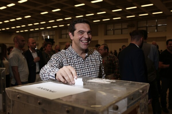 O μονίμως γελαστός Τσίπρας και άλλες 15 φωτογραφίες απ' την επανεκλογή του στο Συνέδριο του ΣΥΡΙΖΑ