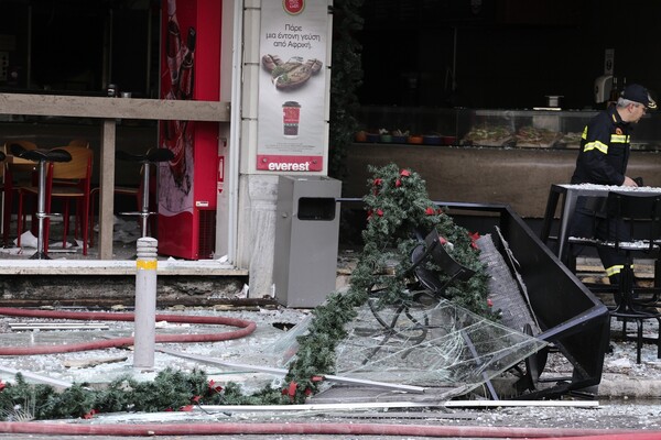 Οι φωτογραφίες από την πλατεία Βικτωρίας αποκαλύπτουν πόσο ισχυρή ήταν η έκρηξη