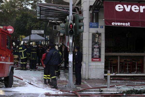 Οι φωτογραφίες από την πλατεία Βικτωρίας αποκαλύπτουν πόσο ισχυρή ήταν η έκρηξη