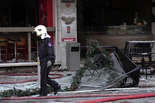 Οι φωτογραφίες από την πλατεία Βικτωρίας αποκαλύπτουν πόσο ισχυρή ήταν η έκρηξη