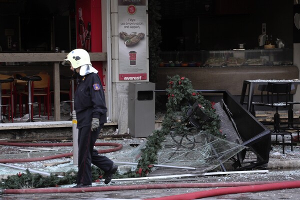Οι φωτογραφίες από την πλατεία Βικτωρίας αποκαλύπτουν πόσο ισχυρή ήταν η έκρηξη