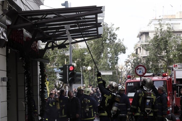Οι φωτογραφίες από την πλατεία Βικτωρίας αποκαλύπτουν πόσο ισχυρή ήταν η έκρηξη