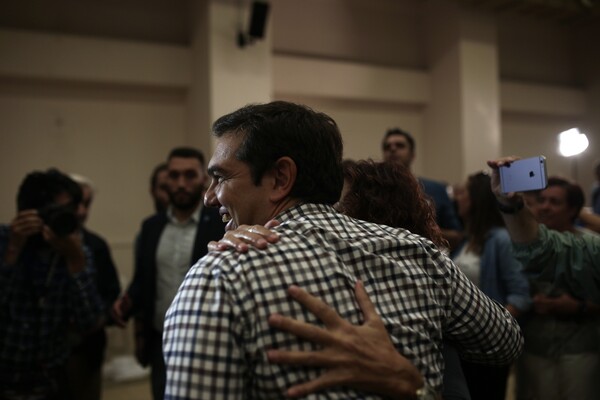 O μονίμως γελαστός Τσίπρας και άλλες 15 φωτογραφίες απ' την επανεκλογή του στο Συνέδριο του ΣΥΡΙΖΑ