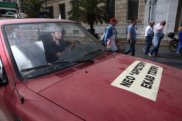 Με άλογα στο υπουργείο Υγείας η πορεία των γιατρών και των εργαζομένων του ΕΣΥ