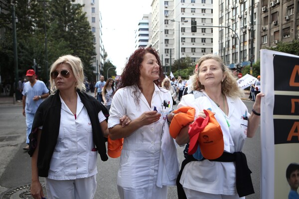 Με άλογα στο υπουργείο Υγείας η πορεία των γιατρών και των εργαζομένων του ΕΣΥ