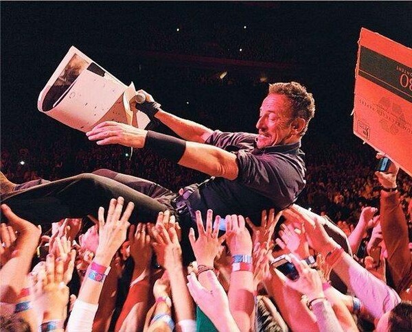 Bruce Springsteen «it's only rock 'n' roll, but it surely feels like love»