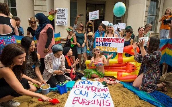 Beach party-διαμαρτυρία στο Λονδίνο κατά της απαγόρευσης του μπουρκίνι στις παραλίες της Γαλλίας