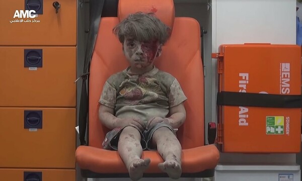 Η σοκαριστική φωτογραφία ενός παιδιού, χθες στο Χαλέπι προκαλεί διεθνή κατακραυγή