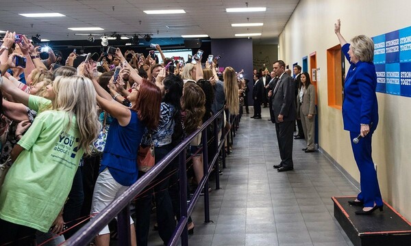 Η στιγμή που όλοι θέλουν μια selfie με την Χίλαρι σε μια απίστευτη φωτογραφία