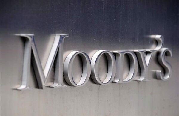 Καμπανάκι Moody's για την κόντρα κυβέρνησης - θεσμών