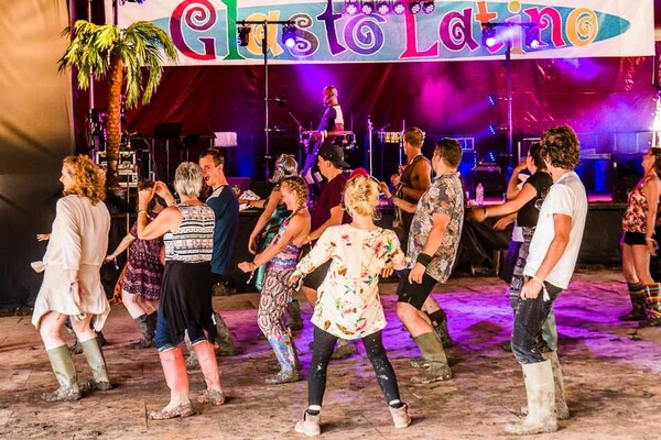 Glastonbury 2016 - Χύμα στη λάσπη με γαλότσες και βρώμικα σταράκια