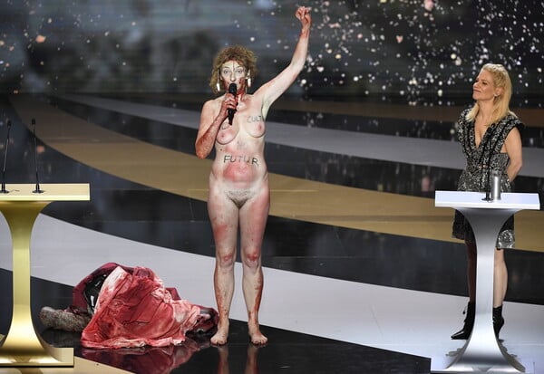 Ηθοποιός έκανε γυμνή διαμαρτυρία στα βραβεία Σεζάρ: «Δώστε μας πίσω την Τέχνη» (NSFW)
