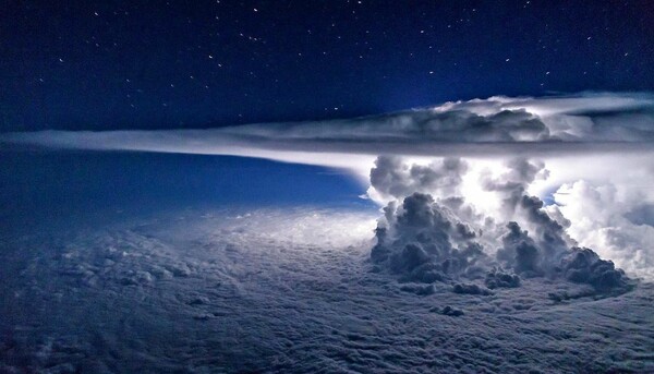 Ένας πιλότος τράβηξε μια συγκλονιστικά όμορφη φωτογραφία καταιγίδας στα 37.000 πόδια