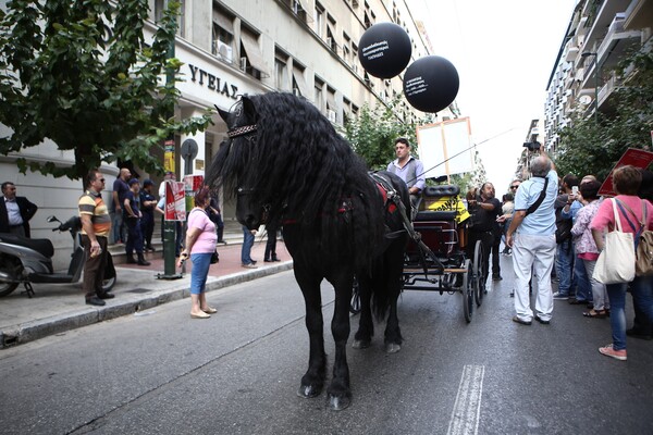 Με άλογα στο υπουργείο Υγείας η πορεία των γιατρών και των εργαζομένων του ΕΣΥ