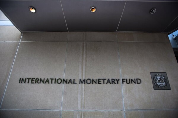 Το ΔΝΤ ζητά ξανά ελάφρυνση χρέους και προαναγγέλλει νέα μέτρα στο εργασιακό