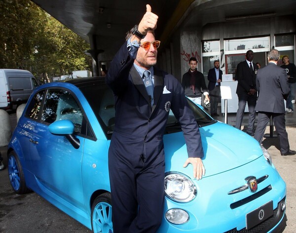 Ο Λάπο Έλκαν, διάσημος bon viveur, χρωστούσε χρήματα σε ιερόδουλη για ναρκωτικά και σκηνοθέτησε την απαγωγή του