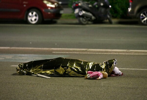 Η φωτογραφία από τη Νίκαια που σοκάρει όλο τον πλανήτη - Το νεκρό παιδί με την κούκλα του στο δρόμο