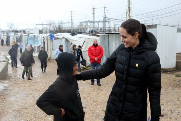 H Αngelina Jolie ζητά από τη διεθνή κοινότητα να δώσει ένα τέλος στον πόλεμο της Συρίας