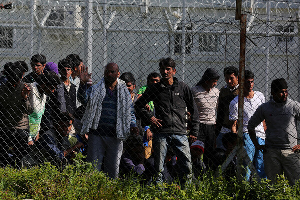 Guardian: Έλληνες εθελοντές προσπάθησαν να προσηλυτίσουν μουσουλμάνους στην Λέσβο