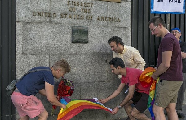 Παγκόσμια αλληλεγγύη στην LGBT κοινότητα - Στο Σύνταγμα θα τιμήσουν τη μνήμη των θυμάτων οι Αθηναίοι