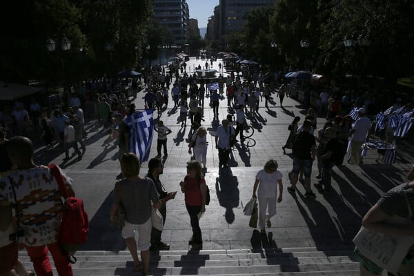 Σε εξέλιξη η συγκέντρωση των "Παραιτηθείτε" στο Σύνταγμα