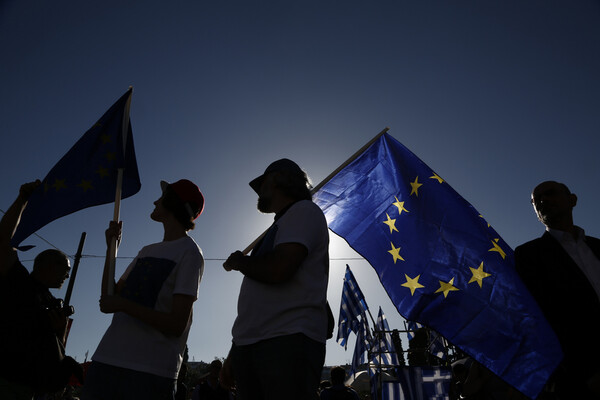 Σε εξέλιξη η συγκέντρωση των "Παραιτηθείτε" στο Σύνταγμα