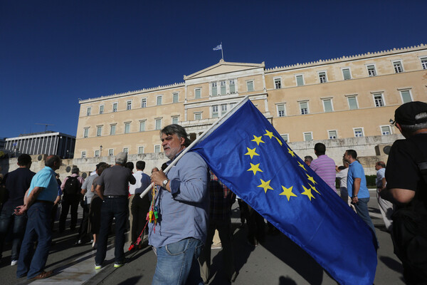 Σε εξέλιξη η συγκέντρωση των "Παραιτηθείτε" στο Σύνταγμα