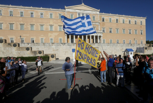 Σε εξέλιξη η συγκέντρωση των "Παραιτηθείτε" στο Σύνταγμα