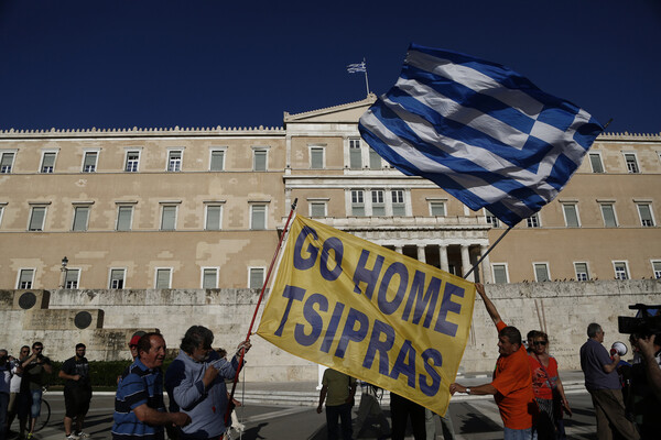 Σε εξέλιξη η συγκέντρωση των "Παραιτηθείτε" στο Σύνταγμα