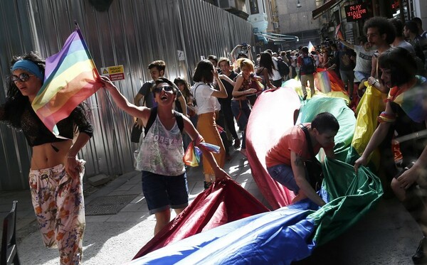 H αστυνομία στην Τουρκία έριξε πλαστικές σφαίρες και δακρυγόνα σε ακτιβιστές του Gay Pride