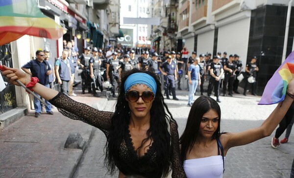 H αστυνομία στην Τουρκία έριξε πλαστικές σφαίρες και δακρυγόνα σε ακτιβιστές του Gay Pride